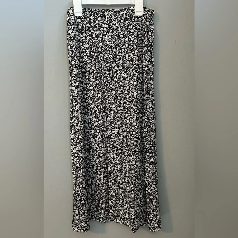 Never worn. Ditsy Floral Split Thigh Skirt size medium - Picture 3 of 7